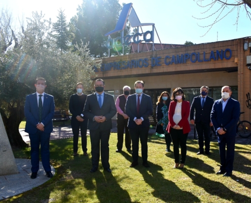 Foto oficial del acto de Balance del 40 aniversario de ADECA a las puertas de la sede de la asociación