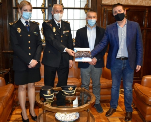 El presidente de la Diputación de Albacete, Santi Cabañero, posa junto al subdelegado del Gobierno, Miguel Juan Espinosa, acompañado por el com ...