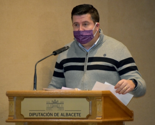 El secretario territorial de la UGT en Albacete, Francisco Javier González, durante la presentación de las conclusiones del Primer Informe del O ...