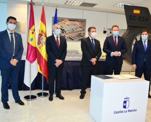 Imagen durante el acto de firma del protocolo relacionado con el Parque Aeronáutico y Logístico de Albacete en la sede de Airbus Helicopters S.A.