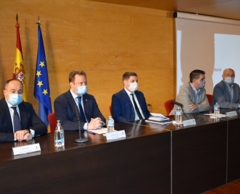 Representantes de las instituciones en el encuentro con agentes sociales para mostrar la unidad en torno a los intereses logisticos de Albacete