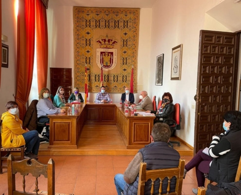 Imagen del acto de constitución de la Comisión coordinadora de los actos conmemorativos del VIII Centenario de la Virgen de Cortes en el Ayuntam ...