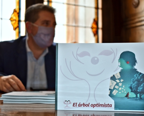 Imagen frontal del libro 'El árbol Optimista' con el presidente de la Diputación al fondo