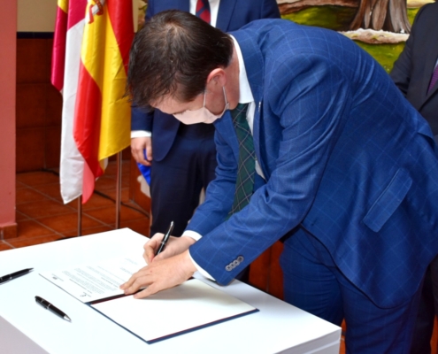 Santi Cabañero, presidente de la Diputación de Albacete, firmando el convenio entre la institución provincial y la JCCM para la permuta de la c ...