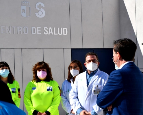 El presidente de la Diputación de Albacete conversa en el exterior del nuevo Centro de Salud de Nerpio con profesionales del mismo