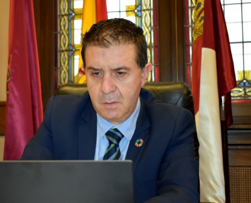 El presidente de la Diputación de Albacete, en su despacho durante el Pleno de Presupuestos para 2021
