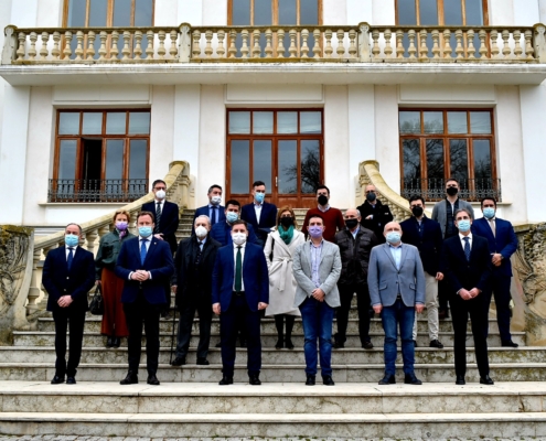 Foto de familia, en la escalinata de la antigua Fábrica de Harinas: representantes de las instituciones y agentes sociales muestran unidad en tor ...