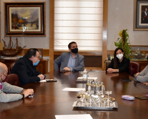 Imagen de la reunión celebrada entre representantes de la Diputación y de la APEHT.