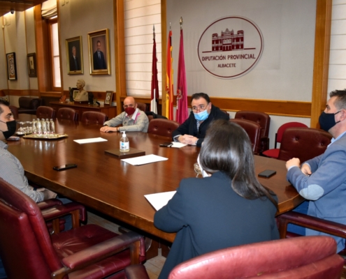 Imagen de la reunión celebrada entre representantes de la Diputación y de la APEHT.