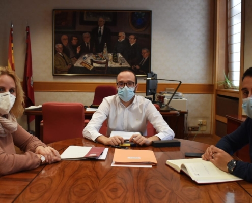 El vicepresidente de la Diputación Provincial de Albacete, Fran Valera, junto al alcalde de Pozuelo, Gregorio Moreno, y la primera edil de la loc ...