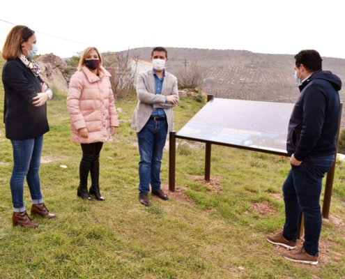 Cabañero y Torres junto a los responsable municipales de Alcaraz durante la visita al 'Mirador estelar' ubicado en el municipio