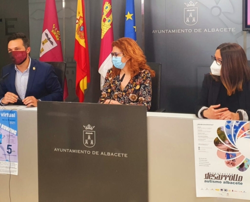 El diputado provincial de Cultura y Educación, Miguel Zamora, durante la rueda de prensa para presentar la Semana el Autismo, junto a la concejal ...