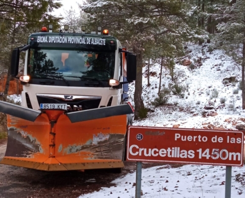 Una quitanieves del Servicio de Marque Móvil de la Diputación realizando labores de limpieza y prevención en el Puerto de las Crucetillas