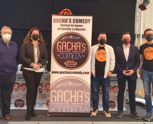 El diputado provincial de Cultura, Miguel Zamora, en la presentación de la nueva edición de Gachas Comedy, junto a los directores del Festival,  ...
