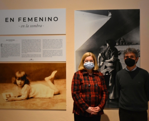 El diputado provincial de Igualdad, Pedro Antonio González, junto a la comisaria de la exposición, Carmen Gil