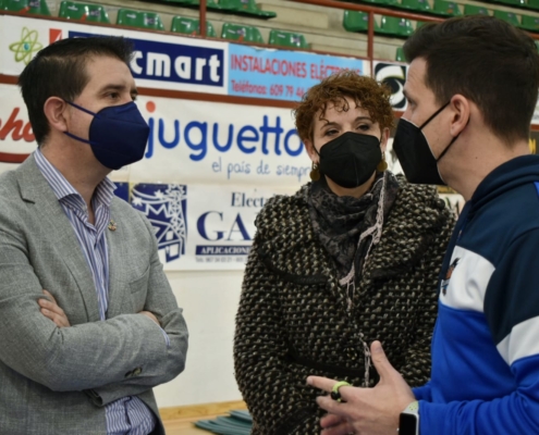 El presidente de la Diputación, Santi Cabañero, durante una conversación con el entrenador del equipo, Rubén Perelló