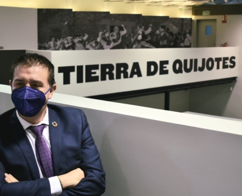 El presidente de la Diputación, Santi Cabañero, en el Centro Expositivo de Recepción al visitante de Munera