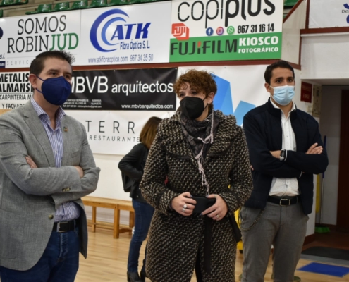 El presidente de la Diputación, Santi Cabañero, junto a la responsable del Club, Mati Cuenca, y al diputado de Deportes, Dani Sancha durante la  ...