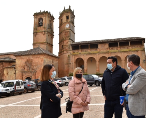 El presidente de la Diputación, Santi Cabañero, junto a la vicepresidenta de la institución y los responsable municipales de Alcaraz, durante s ...