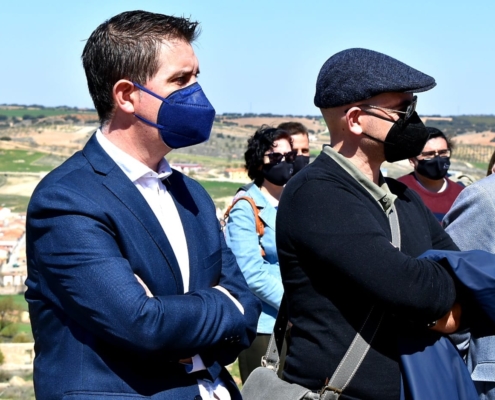 El presidente de la Diputación, Santi Cabañero, junto al director de la excavación, Héctor Uroz