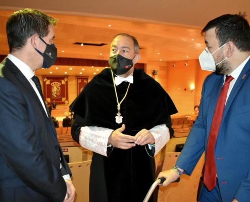 El presidente de la Diputación, Santi Cabañero, y el vicepresidente de la institución, Juan Ramón Amores, conversan con el nuevo rector de la  ...