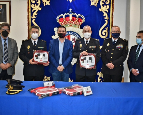 El presidente de la Diputación en la entrega de dos desfibriladores a la Comisaría del CNP de Albacete (para esta y la de Hellín)