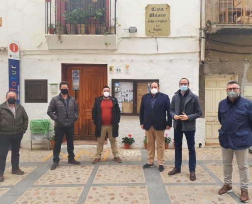 El vicepresidente de la Diputación, Fran Valera, durante su visita al Museo Etnológico y Oficina de Turismo de Ayna posa en la entrada junto a s ...