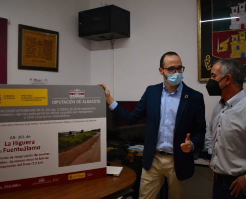El vicepresidente de la Diputación, Fran Valera, explica detalles de las obras de la AB-301 al alcalde de Corral Rubio, Juan Miguel Parra