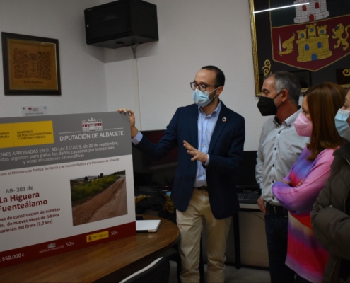 El vicepresidente de la Diputación, Fran Valera, durante la reunión que ha mantenido en el Ayuntamiento de Corral Rubio con su alcalde, Juan Mig ...