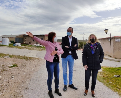 El vicepresidente de la Diputación, Fran Valera, durante su visita a Pozo Lorente, junto a la alcaldesa de Pozo Lorente y una de las ediles munic ...