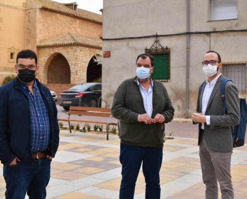 El vicepresidente de la Diputación, Fran Valera durante su visita a la Plaza de Villalgordo, junto al alcalde y al teniente de alcalde