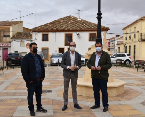 El vicepresidente de la Diputación, Fran Valera durante su visita a la Plaza de Villalgordo, junto al alcalde y al teniente de alcalde.