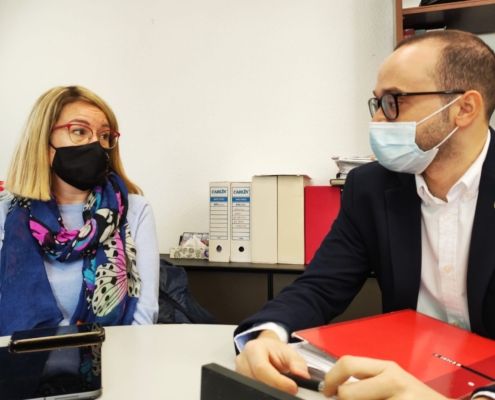 El vicepresidente de la Diputación, Fran Valera, la alcaldesa de Pozo Lorente, Mari Llanos Valero, durante la reunión en el consistorio de Pozo  ...