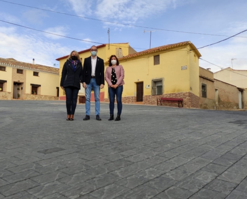 El vicepresidente de la Diputación, Fran Valera, la alcaldesa de Pozo Lorente, Mari Llanos Valero y la edil municipal, Antonia Cuesta en el entor ...