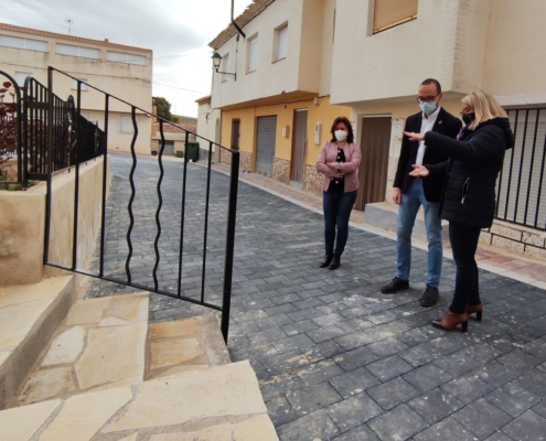 El vicepresidente de la Diputación, Fran Valera, la alcaldesa de Pozo Lorente, Mari Llanos Valero y la edil municipal, Antonia Cuesta, supervisan ...