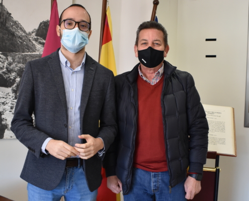 El vicepresidente de la Diputación, Fran Valera, y el alcalde de Salobre, Francisco Martínez, en el Ayuntamiento de la localidad