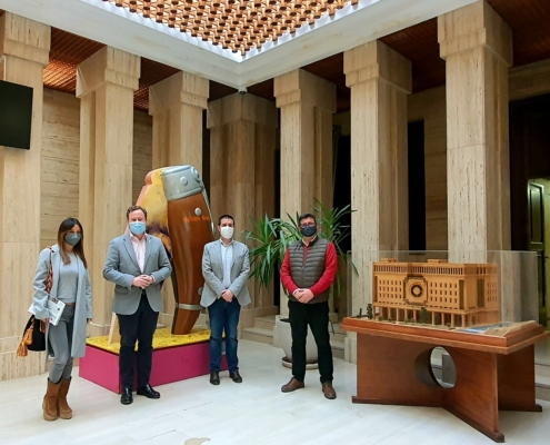 El presidente de la Diputación, el alcalde de Albacete, 'Niño Belén' y Elena González posan en el hall del Ayuntamiento de Albacete antes del  ...