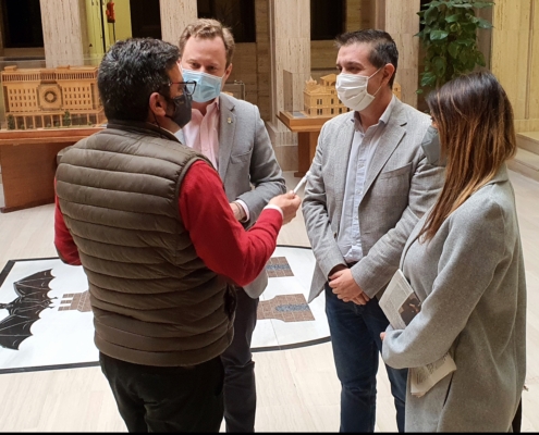 El presidente de la Diputación, el alcalde de Albacete, 'Niño Belén' y Elena González conversan en el hall del Ayuntamiento de Albacete durant ...