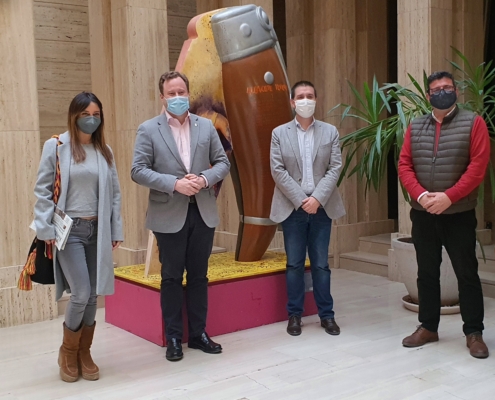 El presidente de la Diputación, el alcalde de Albacete, 'Niño Belén' y Elena González posan en el hall del Ayuntamiento de Albacete antes del  ...