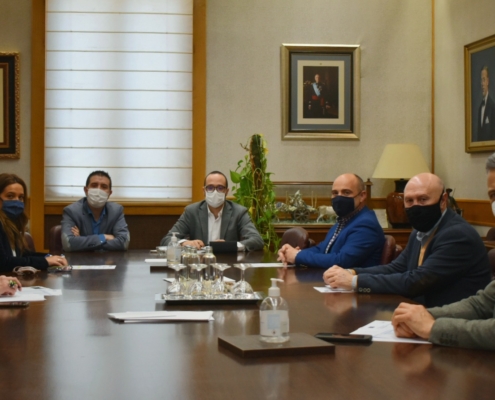 Imagen del encuentro entre representantes de Diputación, FECOM y FEDA, en la Sala de Gobierno del Palacio Provincial