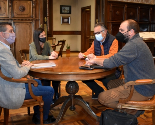 Encuentro entre representantes de la Diputación de Albacete y el CRDOP Azafrán de La Mancha en el despacho del presidente de la institución pro ...