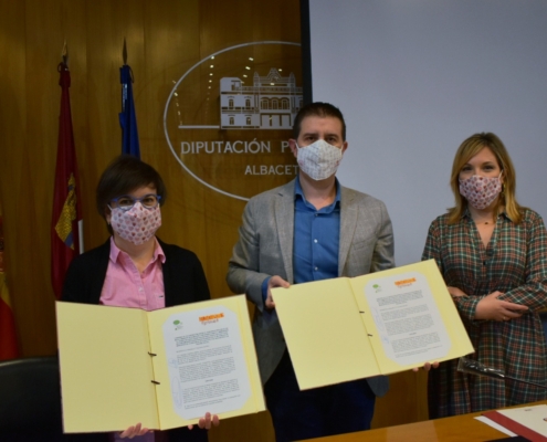 Presidente y vicepresidenta de la Diputación y coordinadora de Programas de Cáritas, tras la firma del convenio entre la institución Provincial ...