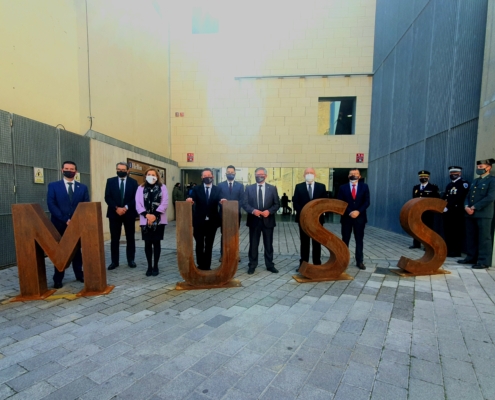 Foto de familia en la apertura del MUSS de Hellín en exterior