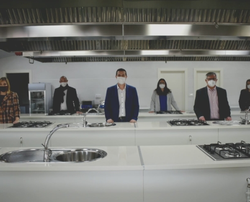 Foto de familia en las cocinas equipadas y acondicionadas gracias a la Diputación, en el marco de la EDUSI del Área Funcional de Hellín