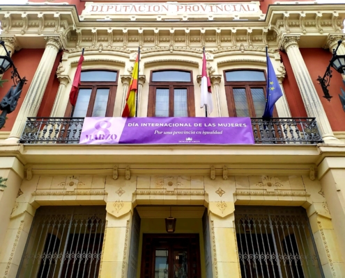 Fachada del Palacio de la Diputación Provincial de Albacete luciendo en el balcón la pancarta con motivo del 8M, Día Internacional de las Mujeres