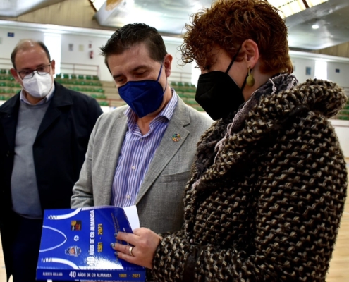 Imagen de la entrega a Cabañero del libro 'Fundación, historia y época dorada del Club Baloncesto Almansa', por parte de la presidenta del Club ...