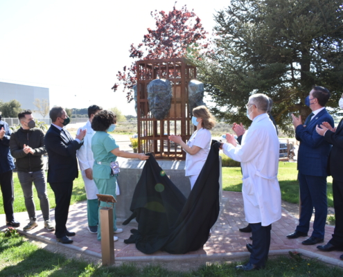 Inauguración de la escultura en el hospital de Hellín dedicada a víctimas y profesionales en lucha contra la pandemia COVID 19