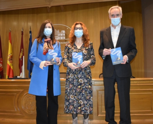 La diptuada de Servicios Sociales, Juani García, junto a los responsables de la Fundación Familia durante de la presentación del libro en el Sa ...