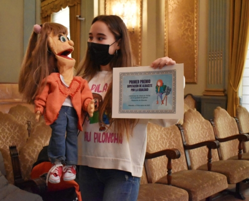 La ganadora del certámen, Pilar Núñez-Polo junto a su marioneta 'Pili Piloncha'