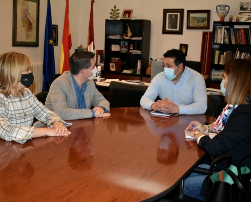 Los representantes provinciales junto a los responsables municipales de Alcaraz durante la reunión mantenida en el Ayuntamiento